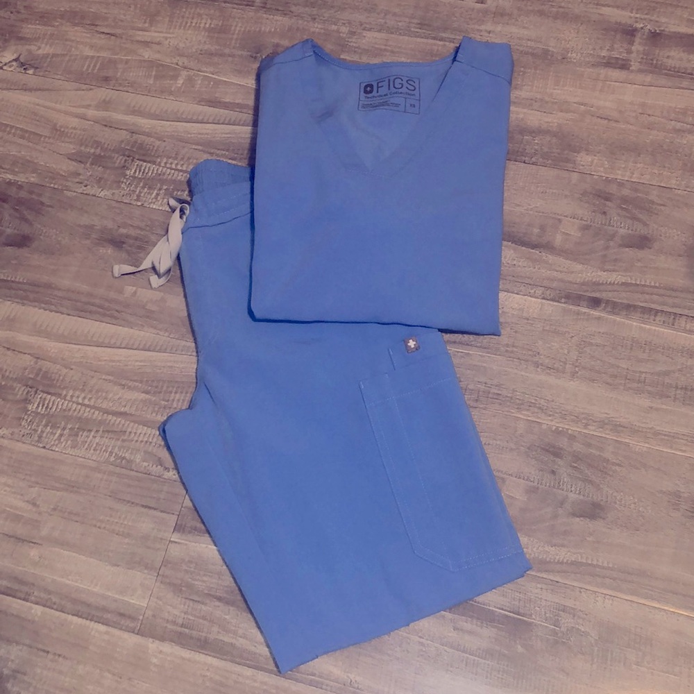 Figs ceil blue scrubs. XS Casma 3-pocket top & XSP Yola skinny scrub pants.